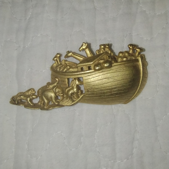 American jewelry company Jewelry - Vintage American Jewelry Company Brushed Gold Tone Ark With Animals